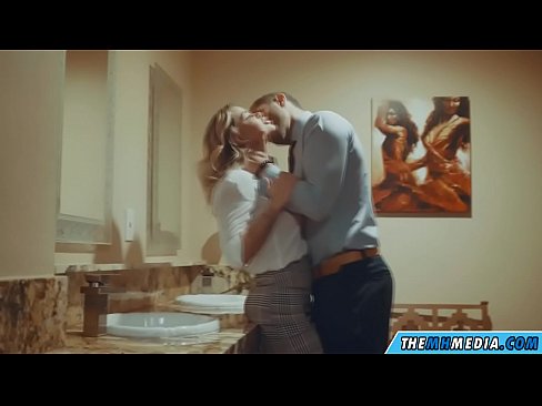❤️ Όταν μια πλούσια ξανθιά σε αποπλανεί σε μια δημόσια τουαλέτα ☑ Ποιότητα πορνό